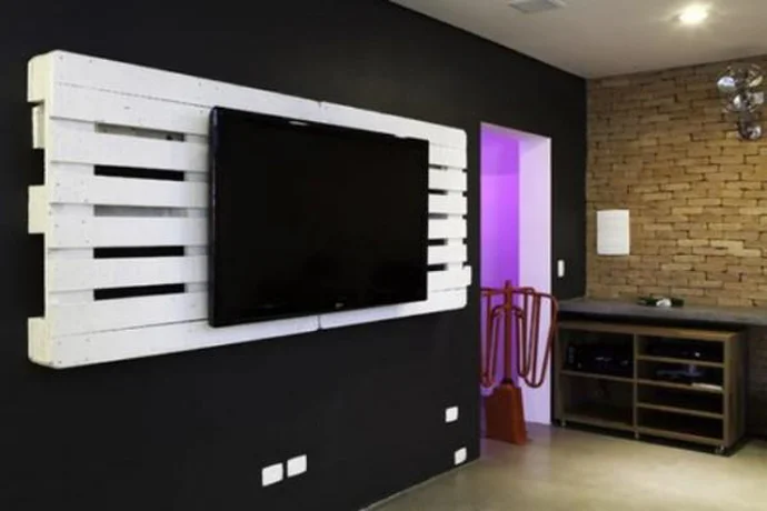 pallet-tv-holder
