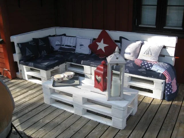 white-yard-furniture-from-pallete